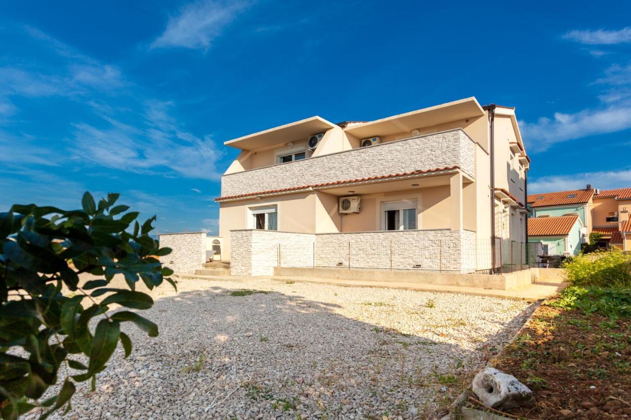 Apartments Didi Omisalj Luaran gambar